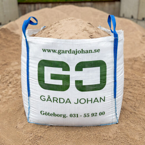 Storsäck med sand från Gårda Johan, levererad med kranbil för trädgårds- och byggprojekt.